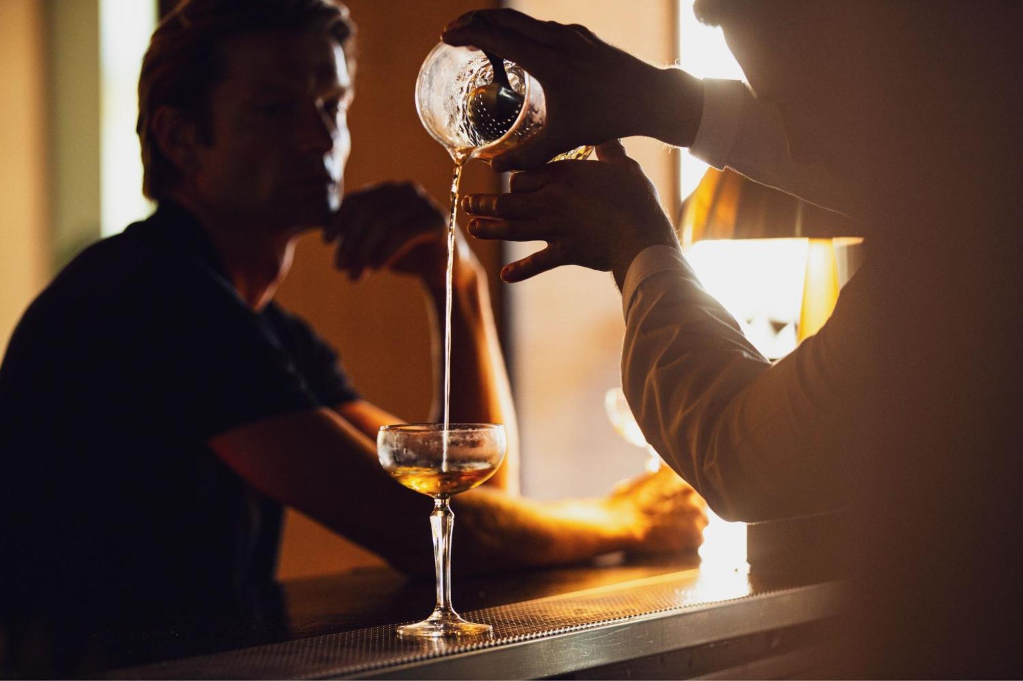 เดอะ เลค รีสอร์ต Hotel วิลาโมรา ภายนอก รูปภาพ A bartender preparing a cocktail