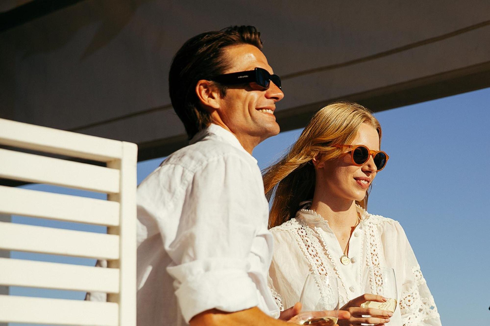เดอะ เลค รีสอร์ต Hotel วิลาโมรา ภายนอก รูปภาพ Two people wearing sunglasses