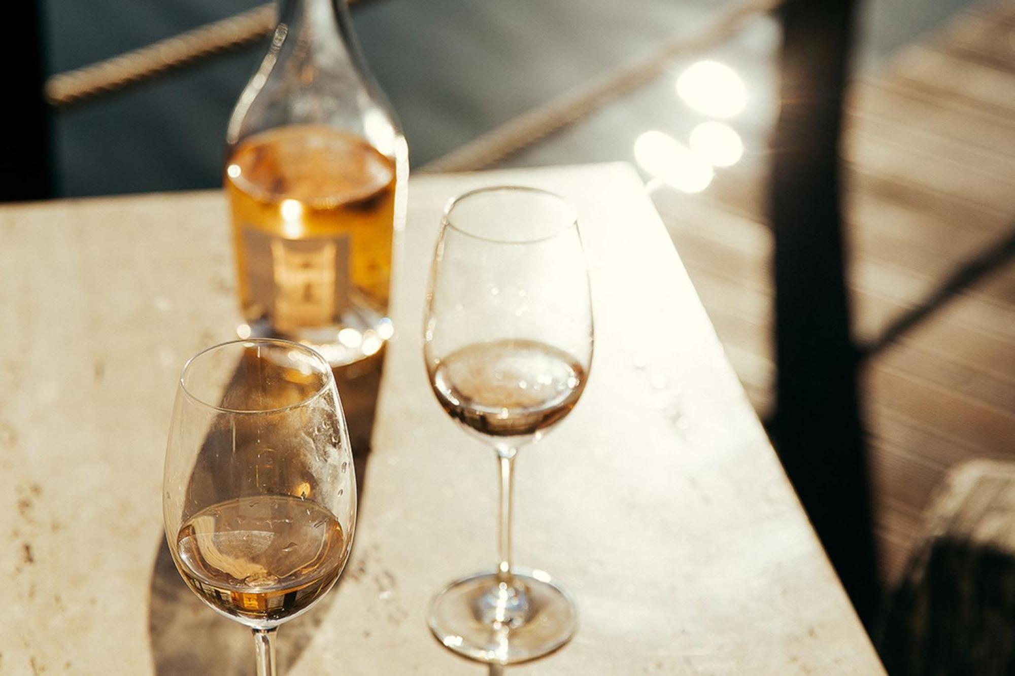 เดอะ เลค รีสอร์ต Hotel วิลาโมรา ภายนอก รูปภาพ A glass of orange wine