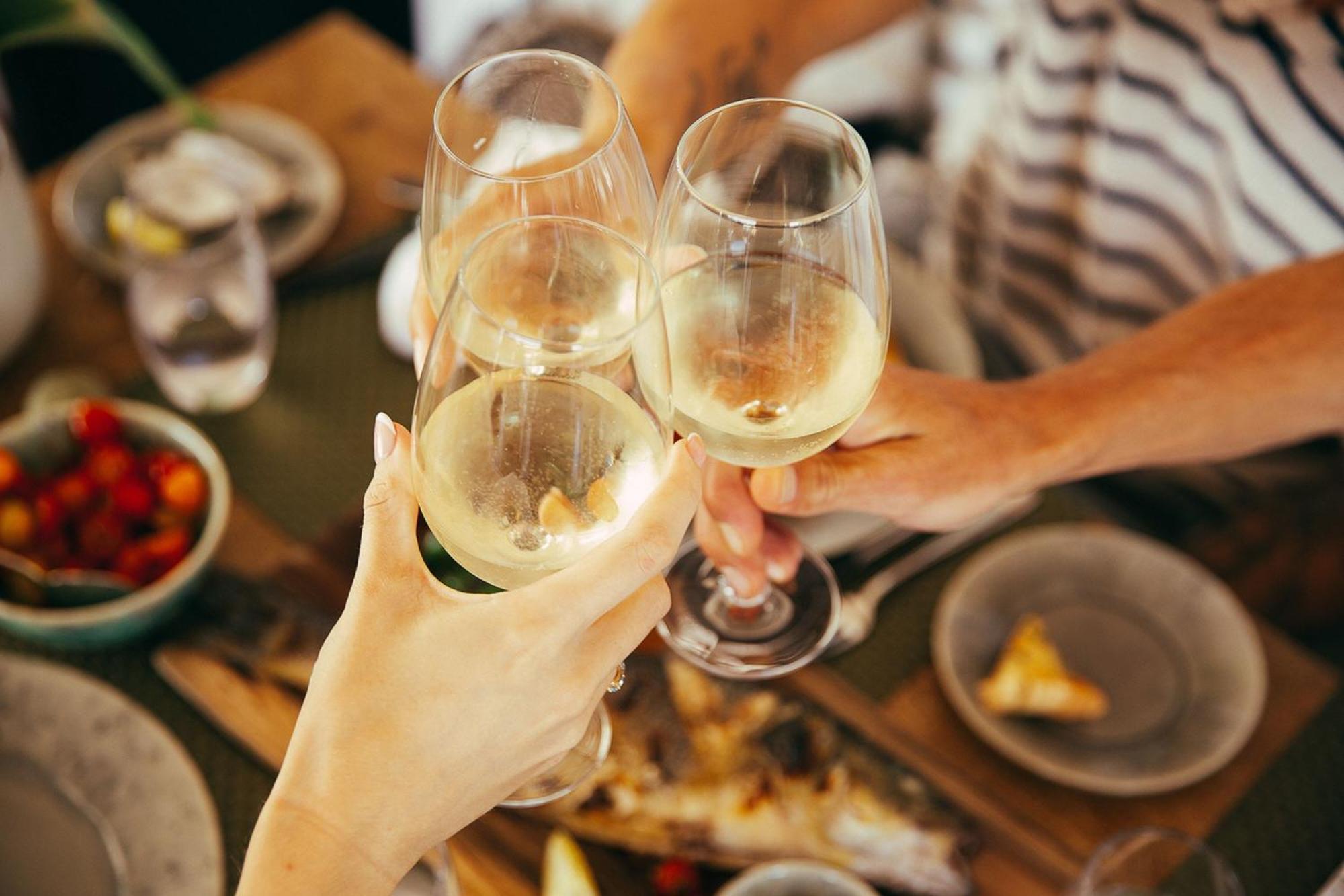 เดอะ เลค รีสอร์ต Hotel วิลาโมรา ภายนอก รูปภาพ A toast with champagne