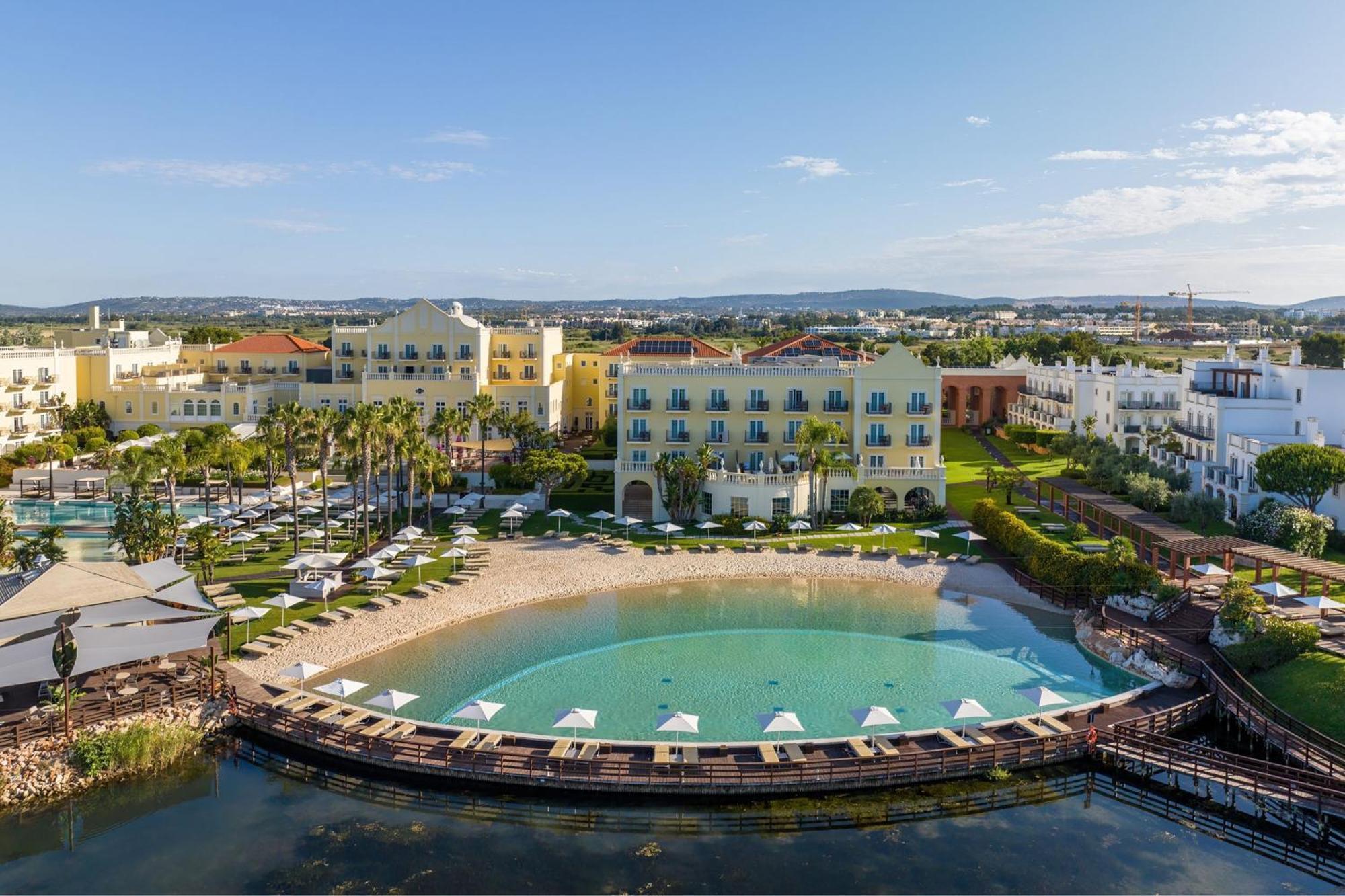 เดอะ เลค รีสอร์ต Hotel วิลาโมรา ภายนอก รูปภาพ Aerial view of the hotel