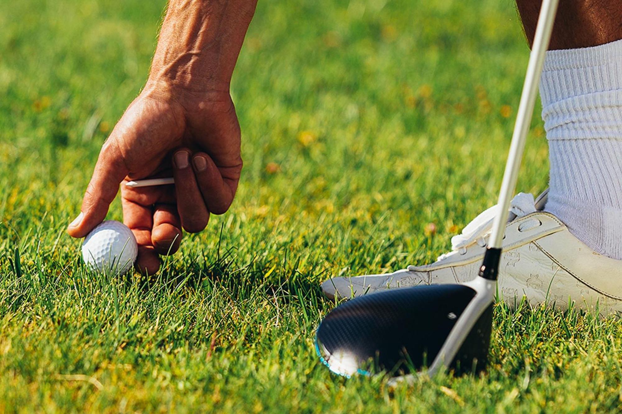 เดอะ เลค รีสอร์ต Hotel วิลาโมรา ภายนอก รูปภาพ A player placing a ball