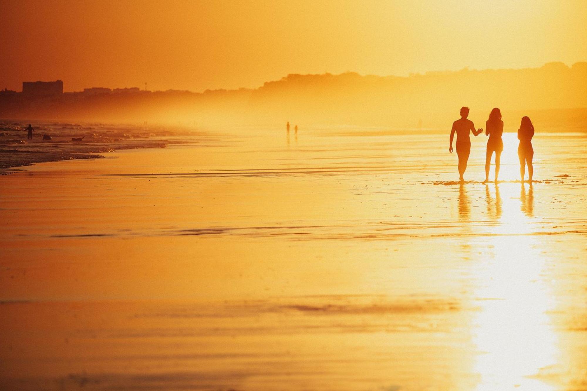 เดอะ เลค รีสอร์ต Hotel วิลาโมรา ภายนอก รูปภาพ Sunset at the beach