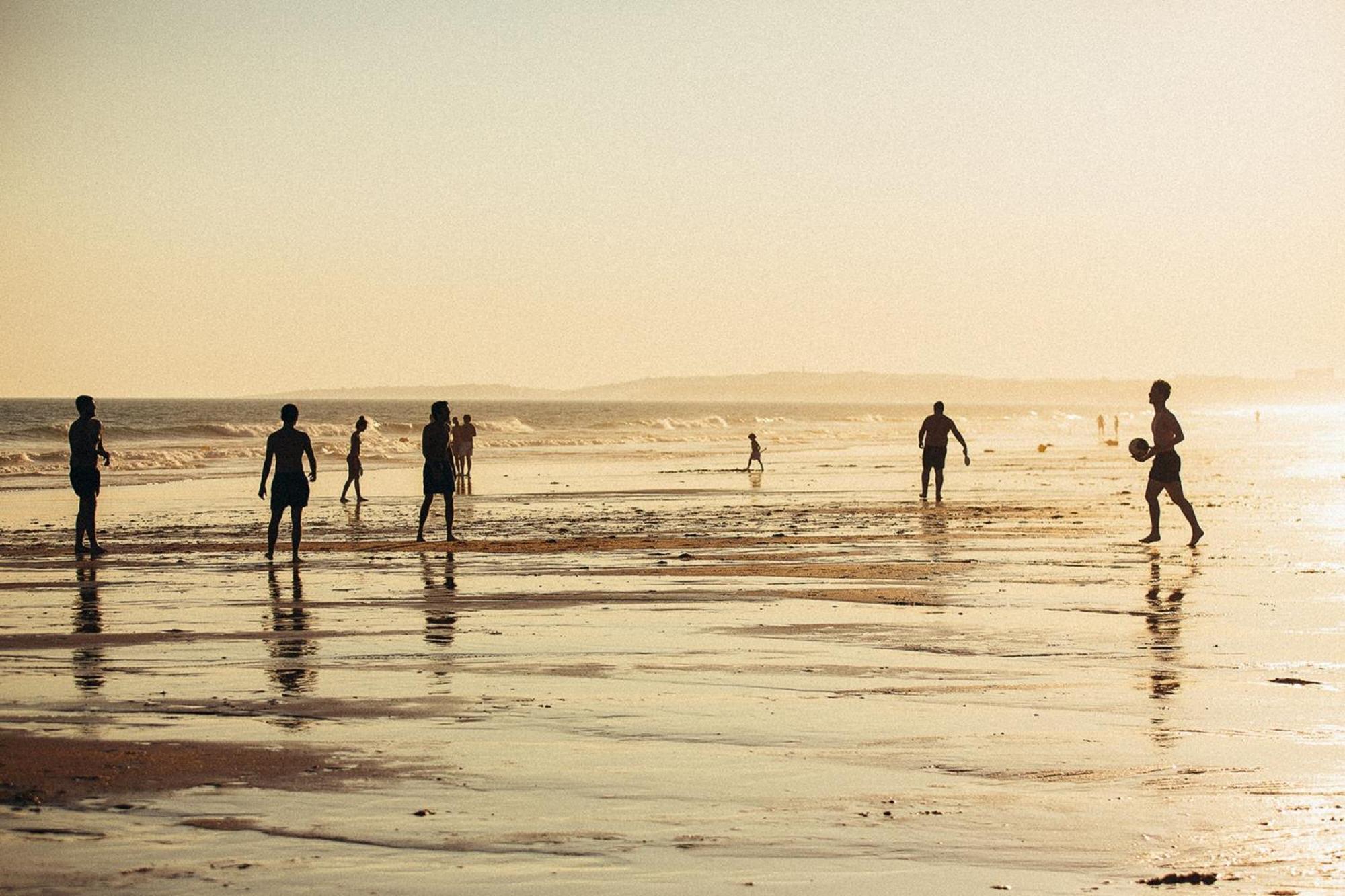 เดอะ เลค รีสอร์ต Hotel วิลาโมรา ภายนอก รูปภาพ Children playing football on the beach