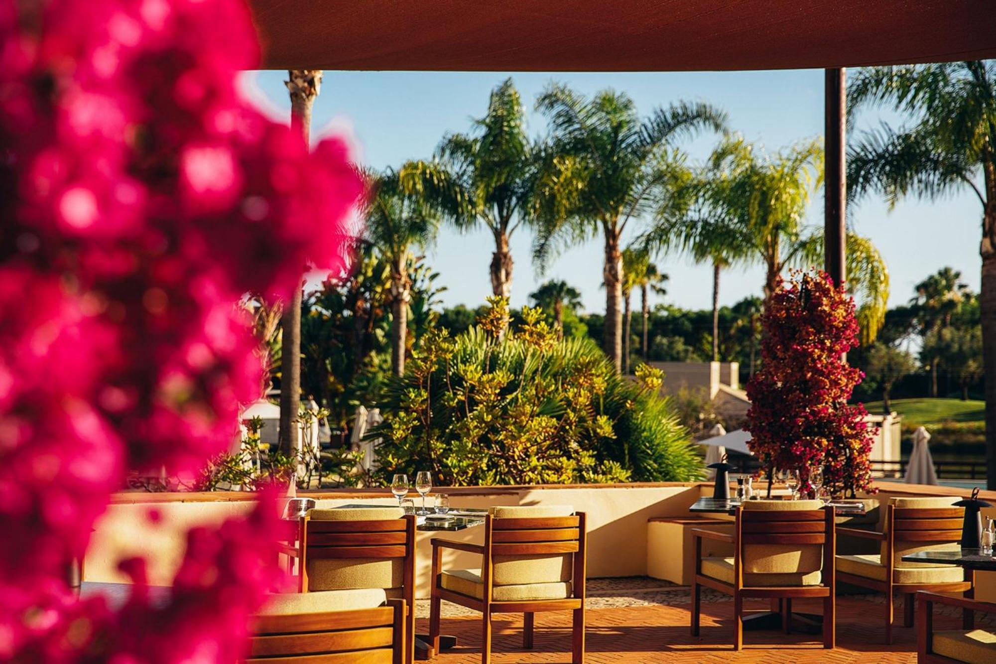 เดอะ เลค รีสอร์ต Hotel วิลาโมรา ภายนอก รูปภาพ The restaurant at the Hotel Unique