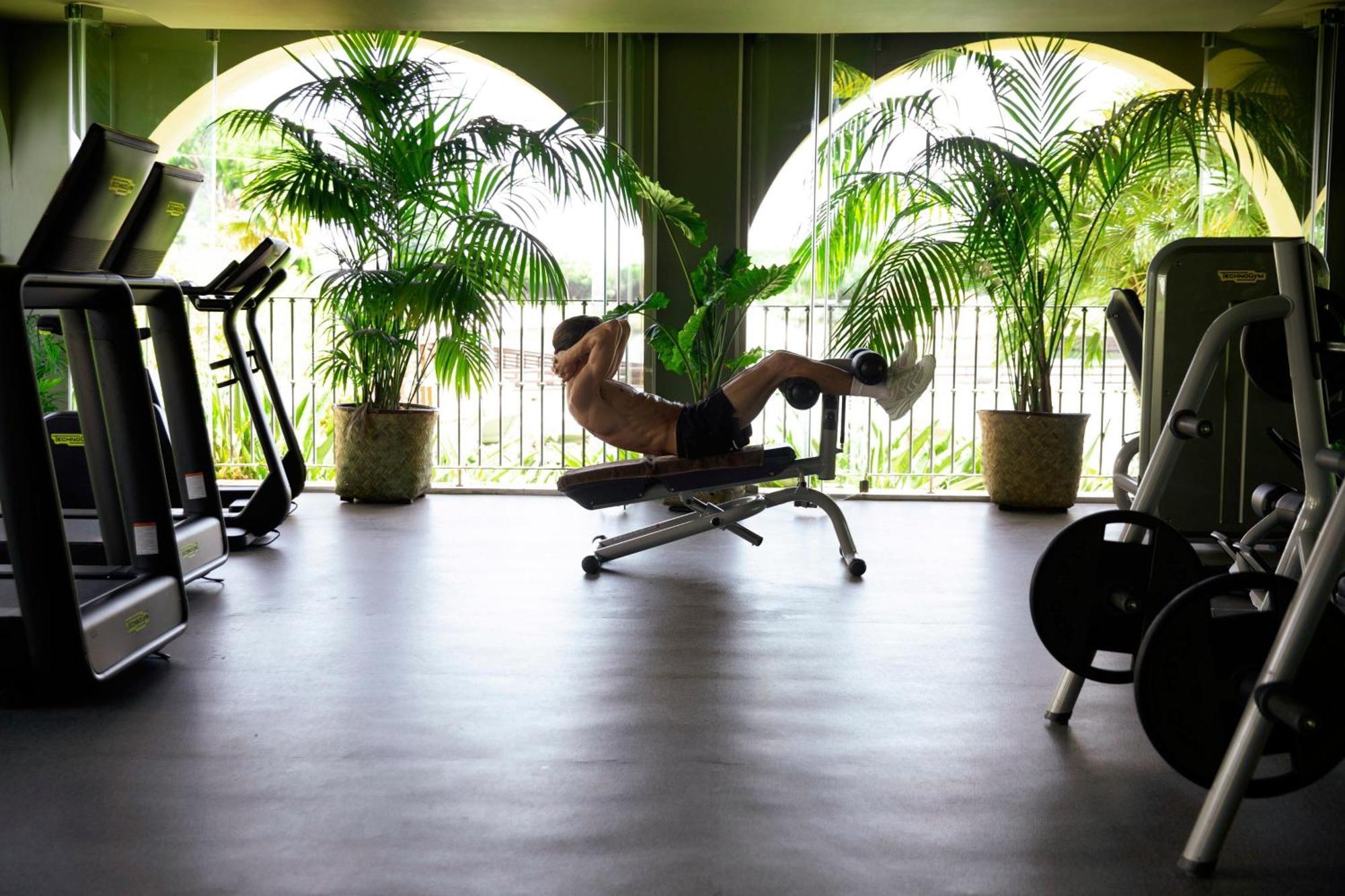 เดอะ เลค รีสอร์ต Hotel วิลาโมรา ภายนอก รูปภาพ A man doing sit-ups on a sit-up bench