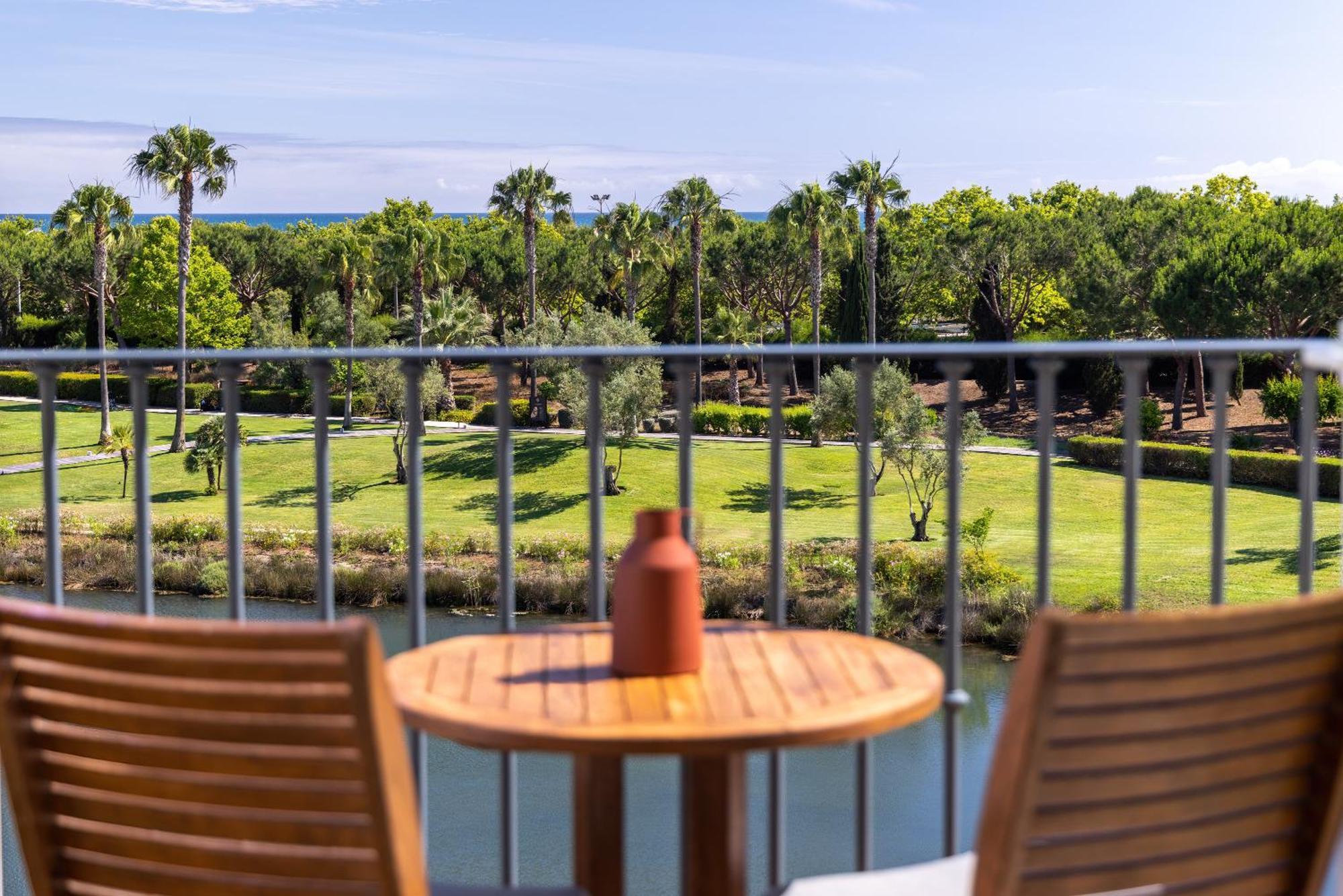เดอะ เลค รีสอร์ต Hotel วิลาโมรา ภายนอก รูปภาพ View from the balcony of a suite at the Hyatt Regency