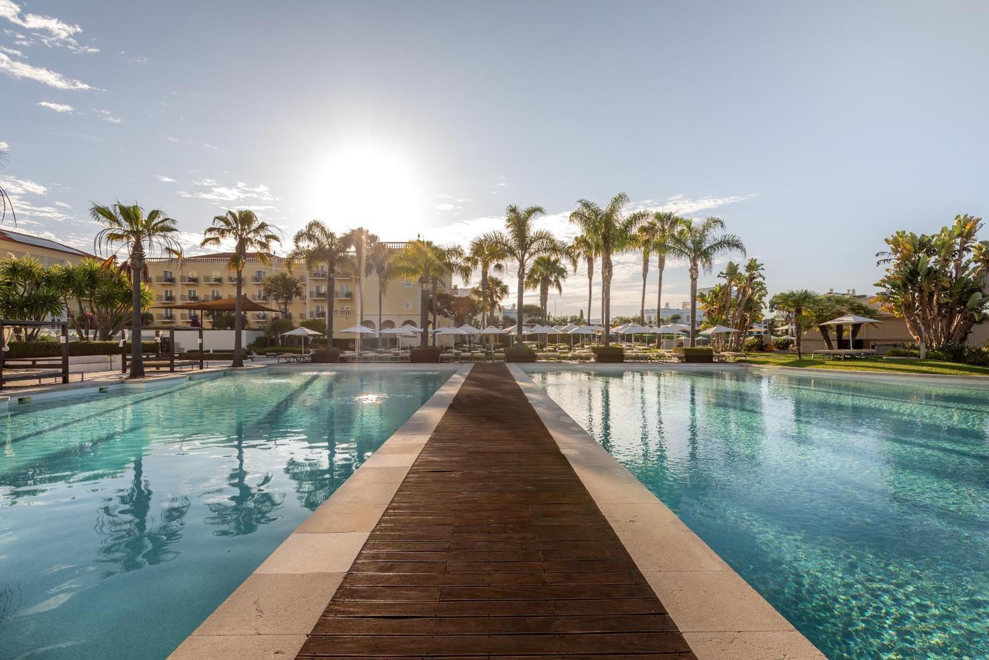 เดอะ เลค รีสอร์ต Hotel วิลาโมรา ภายนอก รูปภาพ The swimming pool at the resort