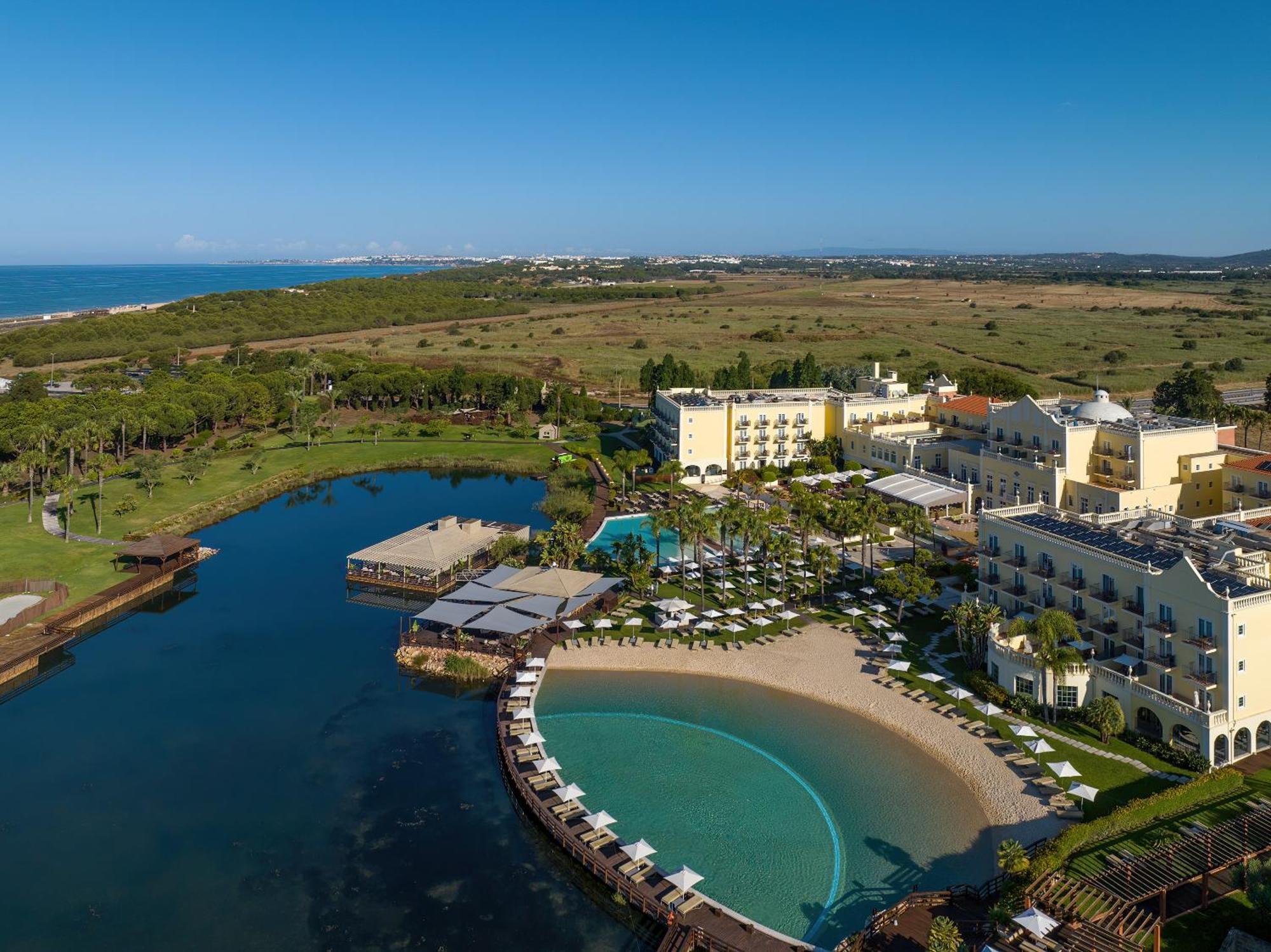 เดอะ เลค รีสอร์ต Hotel วิลาโมรา ภายนอก รูปภาพ Aerial view of the resort