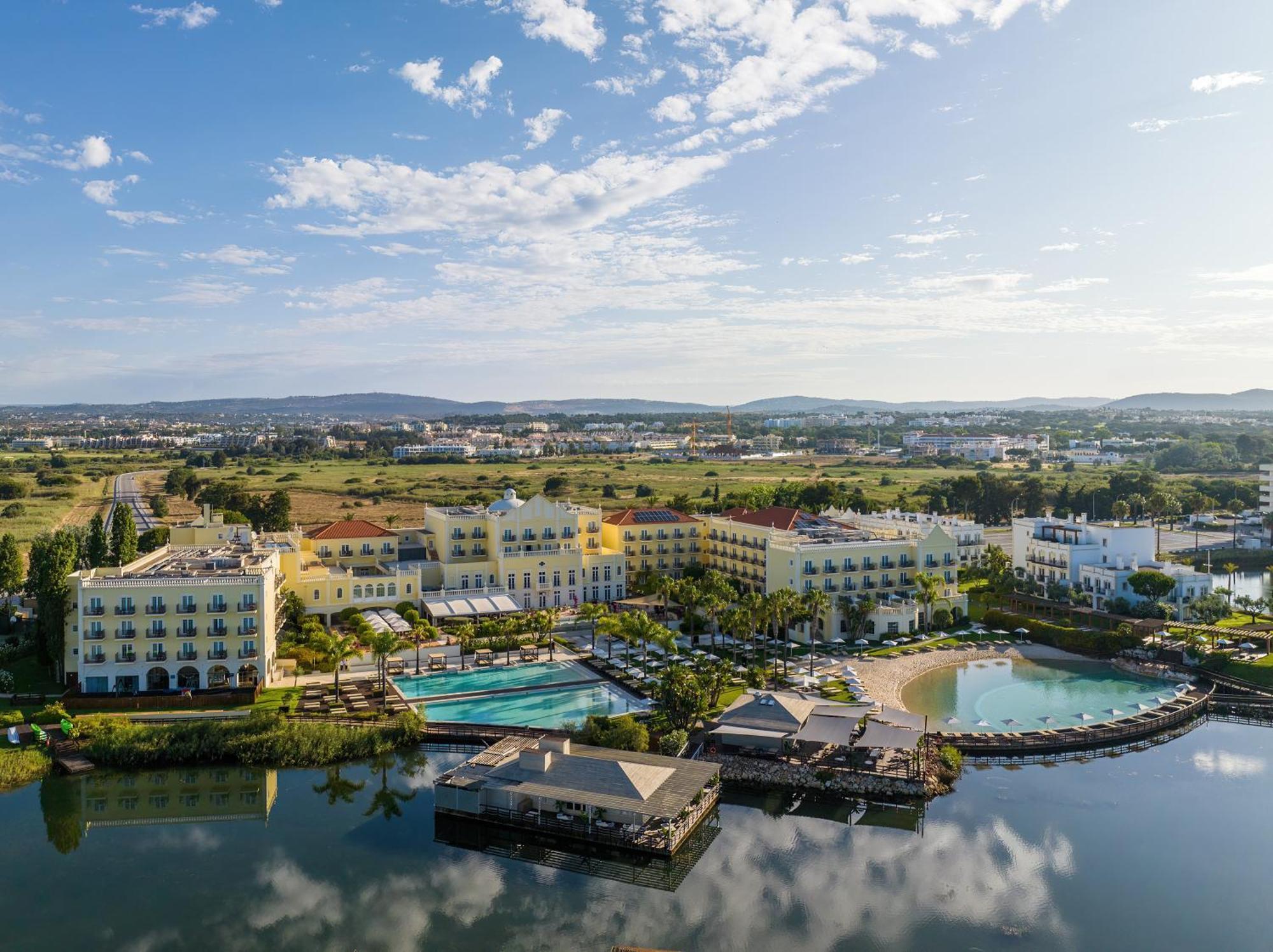 เดอะ เลค รีสอร์ต Hotel วิลาโมรา ภายนอก รูปภาพ Aerial view of the resort