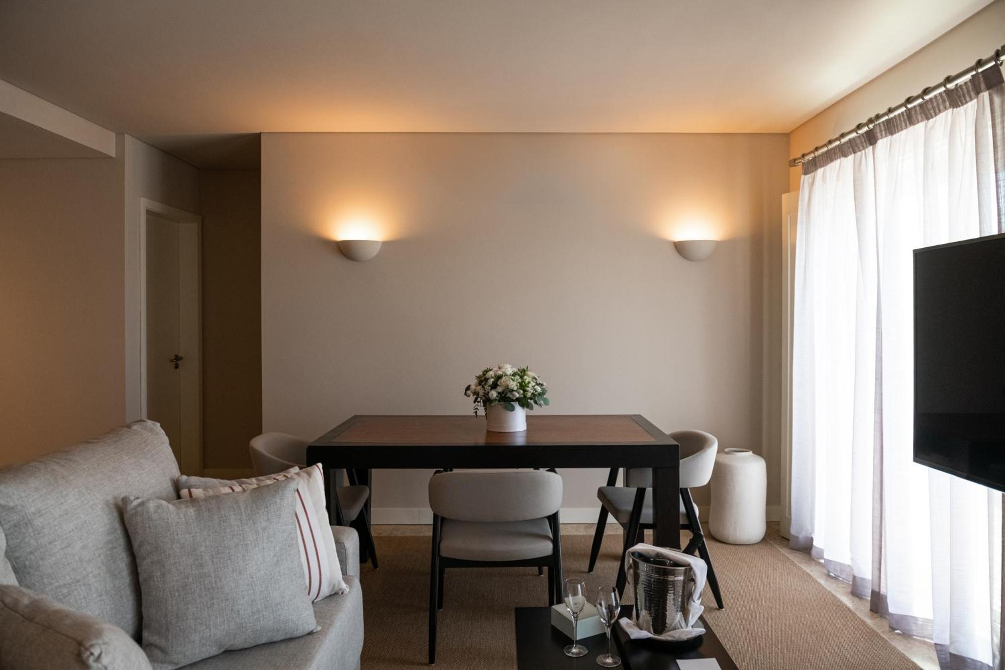 เดอะ เลค รีสอร์ต Hotel วิลาโมรา ภายนอก รูปภาพ A living room with indirect lighting