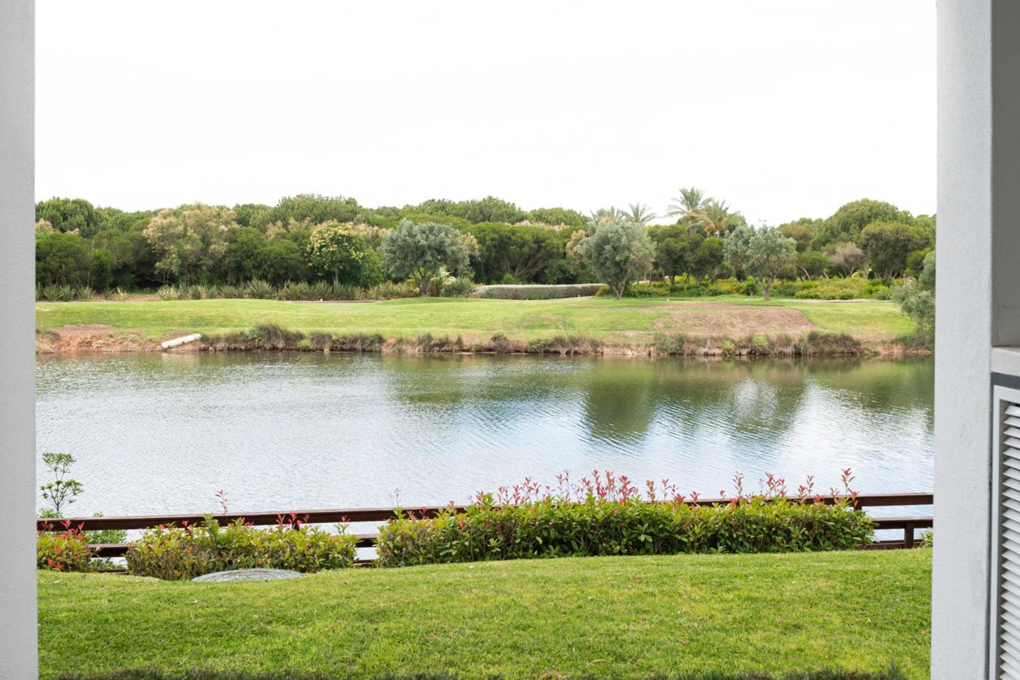 เดอะ เลค รีสอร์ต Hotel วิลาโมรา ภายนอก รูปภาพ Golf course at the resort